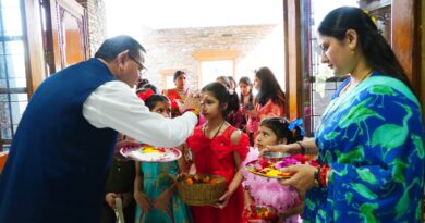 मुख्यमंत्री ने मुख्यमंत्री आवास में मनाया लोकपर्व फूलदेई, बच्चों का किया स्वागत