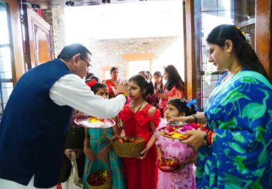 मुख्यमंत्री ने मुख्यमंत्री आवास में मनाया लोकपर्व फूलदेई, बच्चों का किया स्वागत