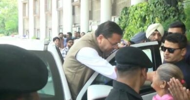बुजुर्ग महिला की मदद को मुख्यमंत्री धामी ने रुकवाई अपनी गाड़ी, सीट पर खड़े होकर मदद को आगे बढ़ाया हाथ