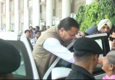 बुजुर्ग महिला की मदद को मुख्यमंत्री धामी ने रुकवाई अपनी गाड़ी, सीट पर खड़े होकर मदद को आगे बढ़ाया हाथ
