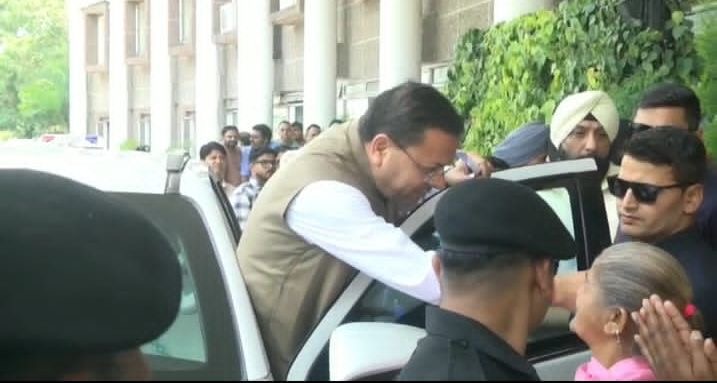 बुजुर्ग महिला की मदद को मुख्यमंत्री धामी ने रुकवाई अपनी गाड़ी, सीट पर खड़े होकर मदद को आगे बढ़ाया हाथ