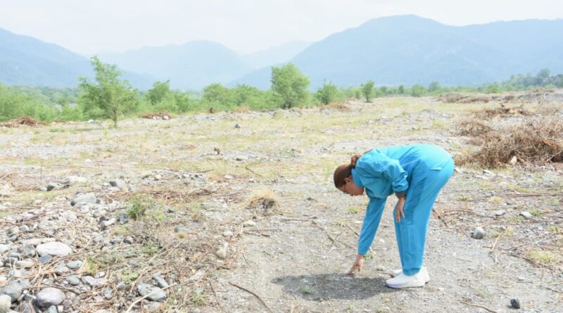 मिट्टी माथे से लगाकर बोली खेल मंत्री रेखा आर्य – “तीर्थ से कम नहीं खेल विश्वविद्यालय”, वन विभाग से जमीन स्थानांतरण की प्रक्रिया पूर्ण होने के बाद पहली बार पहुंची खेल मंत्री रेखा आर्या