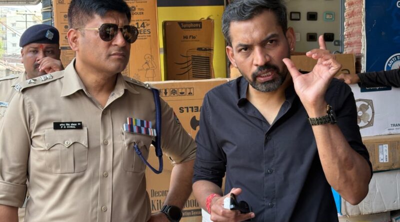 राजधानी देहरादून में कार्यों की धीमी प्रगति पर डीएम डॉ आशीष चौहान सख्त, अधीक्षण अभियंता यूपीसील का रोका वेतन