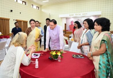 मुख्यमंत्री पुष्कर सिंह धामी ने मुख्य सेवक सदन में लेखकों एवं साहित्यकारों से किया संवाद, उत्तराखंड के विकास, सांस्कृतिक संरक्षण और सामाजिक परिवर्तन में साहित्यकारों की भूमिका पर हुई चर्चा