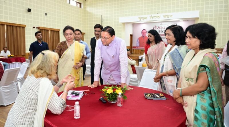 मुख्यमंत्री पुष्कर सिंह धामी ने मुख्य सेवक सदन में लेखकों एवं साहित्यकारों से किया संवाद, उत्तराखंड के विकास, सांस्कृतिक संरक्षण और सामाजिक परिवर्तन में साहित्यकारों की भूमिका पर हुई चर्चा