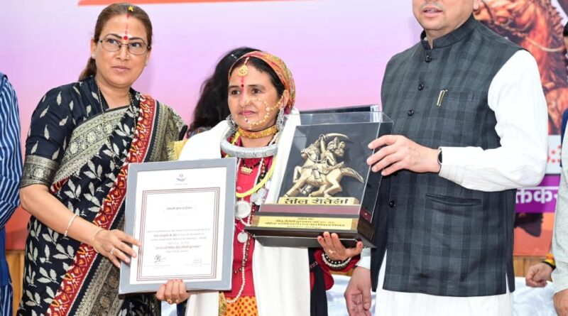 मुख्यमंत्री ने तीलू रौतेली एवं आंगनबाड़ी कार्यकत्री पुरस्कार से मातृशक्ति को किया सम्मानित