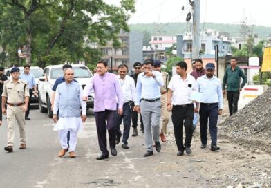 मुख्यमंत्री ने नंदा की चौकी पुल के एप्रोच रोड के पुनर्निर्माण कार्य का किया निरीक्षण