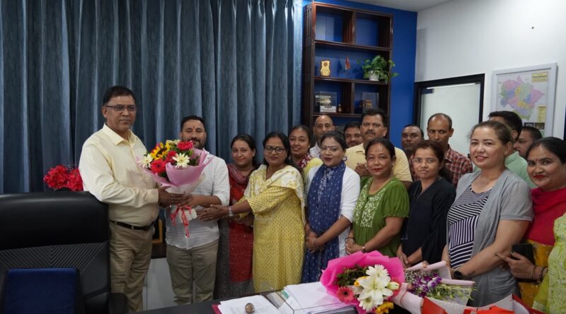 UPCL और PTCUL में उपनल कर्मियों के लिए लागू हुआ समान कार्य समान वेतन,  उत्तराखंड विद्युत संविदा कर्मचारी संगठन ने MD P C Dhyani का पुष्पगुच्छ देकर किया धन्यवाद