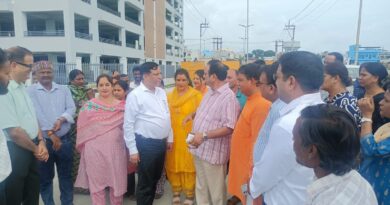 आढ़त बाजार के विकास कार्यों का विधायक विनोद चमोली और एमडीडीए उपाध्यक्ष बंशीधर तिवारी ने किया स्थलीय निरीक्षण