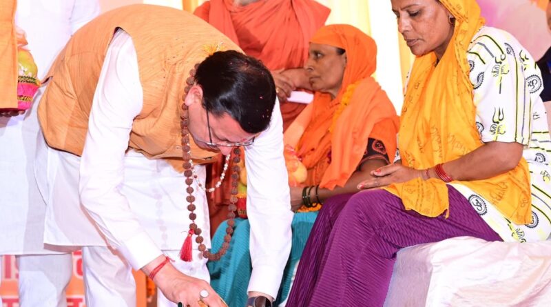पुष्पवर्षा और चरण प्रक्षालन के साथ देवभूमि ने किया शिवभक्त कांवड़ियों का अभिनंदन
