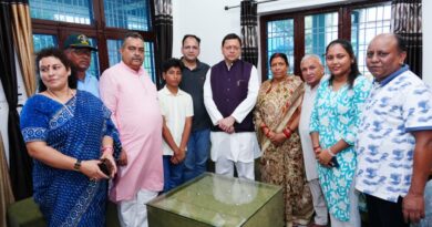 मुख्यमंत्री धामी ने 15 अगस्त की पूर्व संध्या पर शहीद अमित कुमार अणथ्वाल के परिजनों से की भेंट, किया सम्मानित