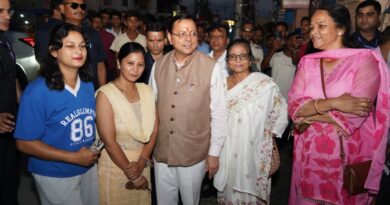 मुख्यमंत्री पुष्कर सिंह धामी को देखने उमड़े लोग, सीएम धामी ने प्रोटोकॉल से इतर आमजन के बीच पहुंचकर साझा की आत्मीयता