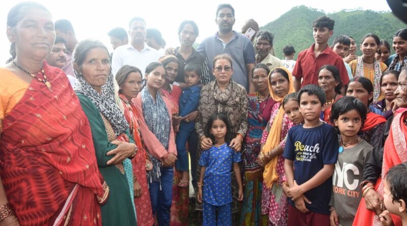 कैबिनेट मंत्री एवं क्षेत्रीय विधायक रेखा आर्या पहुंची वड्यूडा गांव, पीड़ित परिवार जनों से की मुलाक़ात, दिया हर संभव मदद का भरोसा