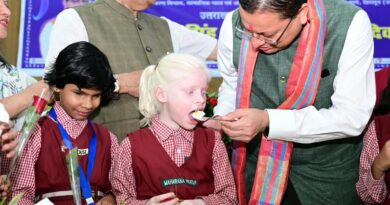 दिव्यांग बच्चों के बीच अपना जन्म दिवस मनाने पहुंचे मुख्यमंत्री पुष्कर सिंह धामी