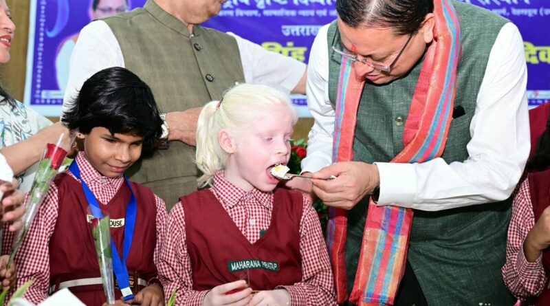 दिव्यांग बच्चों के बीच अपना जन्म दिवस मनाने पहुंचे मुख्यमंत्री पुष्कर सिंह धामी