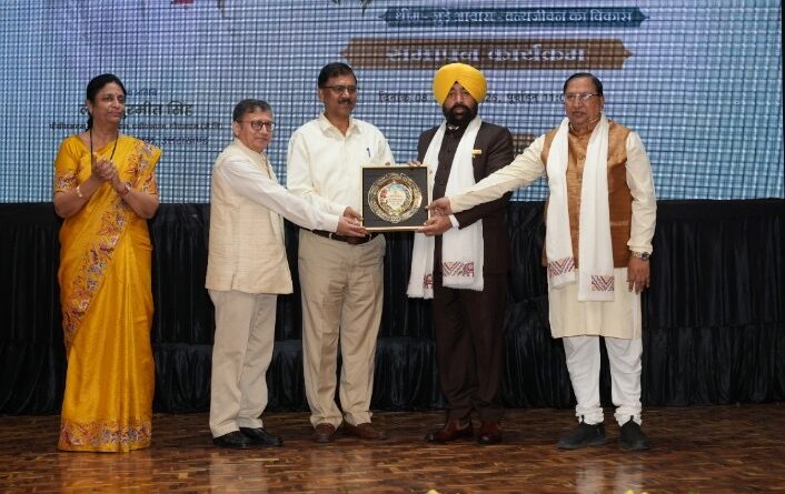 वन्य जीव सप्ताह 2026 कार्यक्रम में सम्मानित हुए MD UPCL पी  सी ध्यानी,  राज्यपाल ने पुरस्कार देकर किया सम्मानित