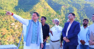 सीएम धामी सड़क मार्ग से पहुंचे गैरसैण से देहरादून, सड़क मार्ग का किया निरीक्षण, स्थानीय लोगो से की मुलाक़ात